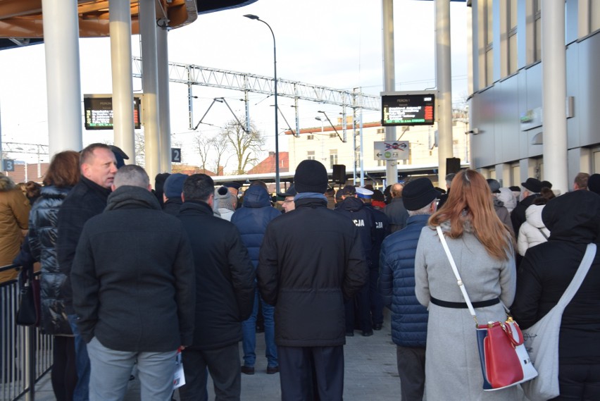 Odsłonięcie płyty pamiątkowej w hołdzie dla Sławomira Pajora w Zintegrowanym Centrum Przesiadkowym [ZDJĘCIA]