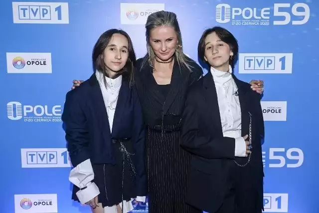 Vivienne Wiśniewska wraz z siostrą i mamą - Vivienne ma 14 lat. Ona również chce pójść w ślady ojca. W 2020 roku nagrała piosenkę "Nie straszne strachy".