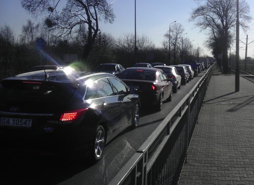 Wrocław: Wypadek na Kosmonautów. Korki w obu kierunkach (ZDJĘCIA)