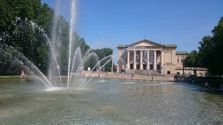 Upalny dzień w parku przed Operą