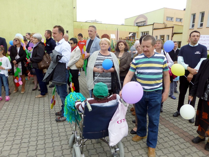 Wszyscy zebrali się przy hali widowiskowo-sportowej