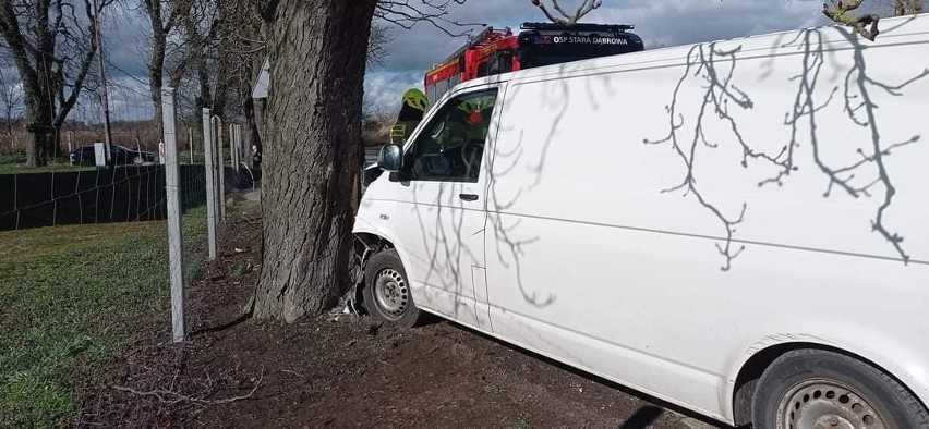 Zjechał z drogi i uderzył w drzewo. Na miejscu było Lotnicze Pogotowie Ratunkowe 