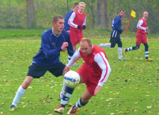 Wybrzeże Biesiekierz (czerwono-białe stroje) pokonało na swoim boisku Zefir Wyszewo 1:0.