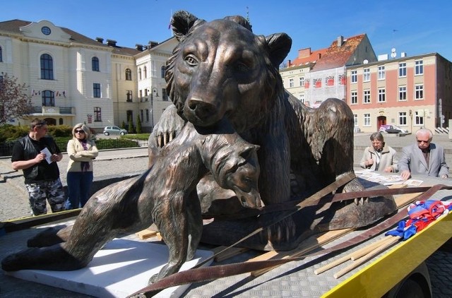 Wykonana z brązu rzeźba "Niedźwiedzicy z niedźwiadkiem"