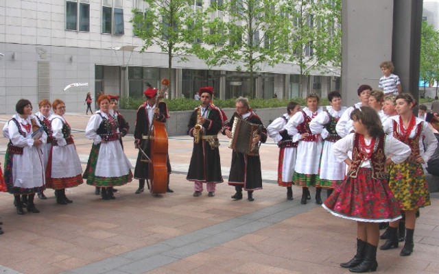 Zespoły folklorystyczne ze Skalbmierza tańczyły z wigorem przed gmachem Parlamentu Europejskiego w Brukseli.