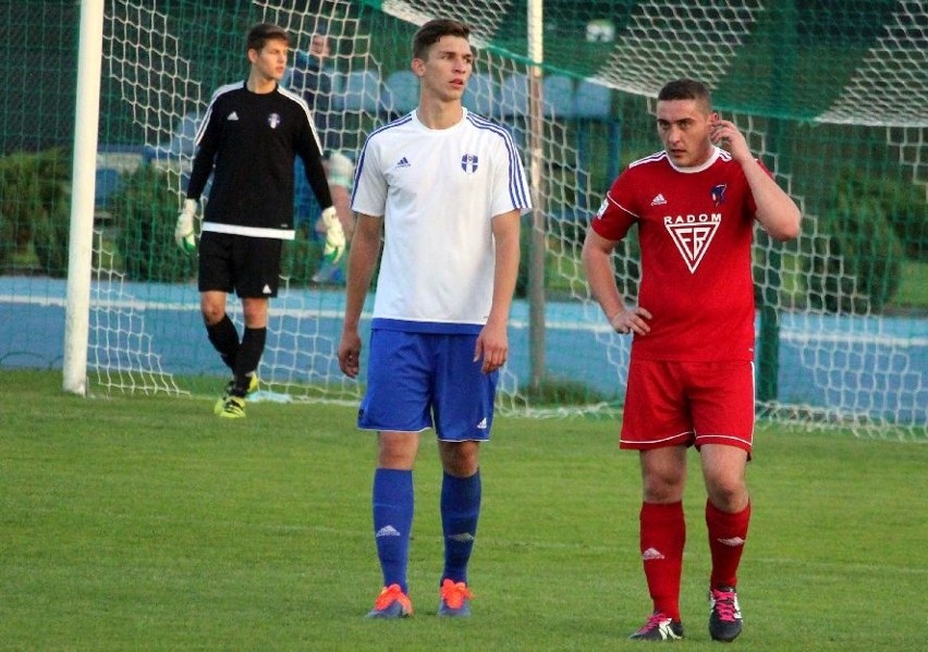 Zbigniew Obłuski (z prawej) zdobył gola dla Broni
