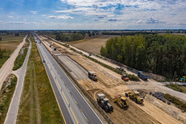 Odcinek od Tuszyna do Piotrkowa Trybunalskiego buduje konsorcjum Budimex - Strabag. To fragment 16 km autostrady A1. Zakończenie prac planowane jest do końca września 2021 roku.