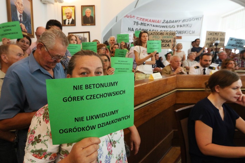 Nadzwyczajna sesja Rady Miasta Lublin. Mieszkańcy z transparentami (ZDJĘCIA, WIDEO)