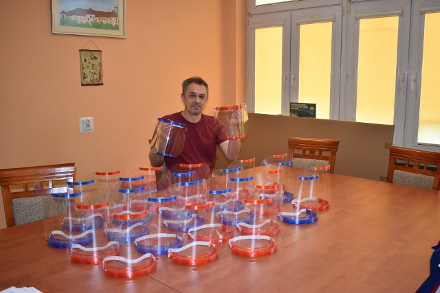 Dyrektor gorzyckiej szkoły Krzysztof Komórkiewicz prezentuje część złożonych przyłbic wyprodukowanych w placówce