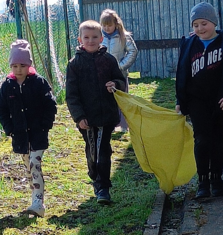 Uczniowie z Mydłowa sprzątali swoją miejscowość. Wszystko w ramach akcji „Sprzątamy dla Polski 2023”
