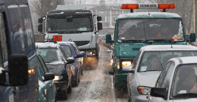Zima zwyczajowo zaskoczyła drogowców, czy w piątek będzie lepiej?
