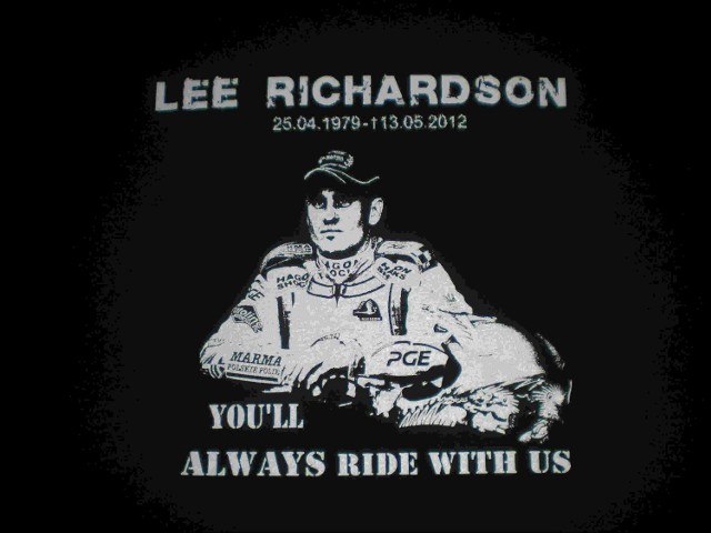 Pamiątkowe koszulki z Lee będą sprzedawane jeszcze jutro na stadionie.