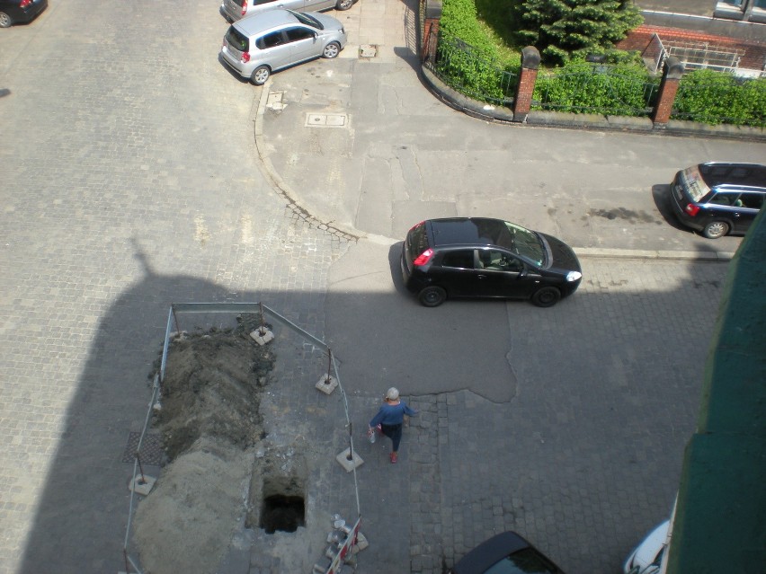 Wrocław: Wykop blokuje skrzyżowanie. Czyja to dziura? (LIST, ZDJĘCIA)
