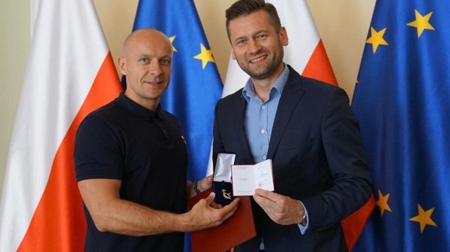 Szymon Marciniak odbiera Złotą Odznakę „Za zasługi dla sportu” z rąk ministra sportu i turystyki, Kamila Bortniczuka