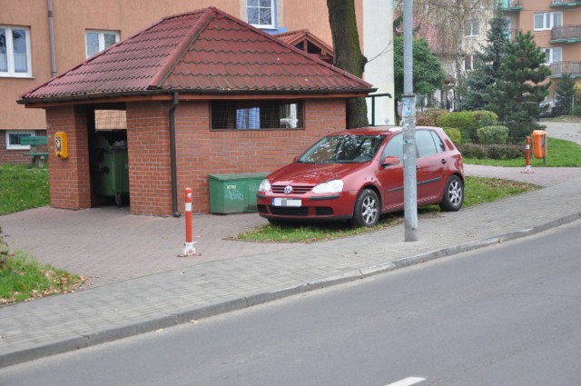 Autodrań zaparkował na trawniku przy ul.  Zamoyskiego.