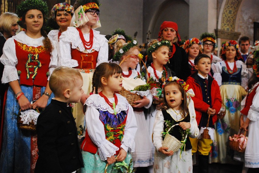 W Bytomiu-Rozbarku święcili pokarmy wielkanocne w strojach...