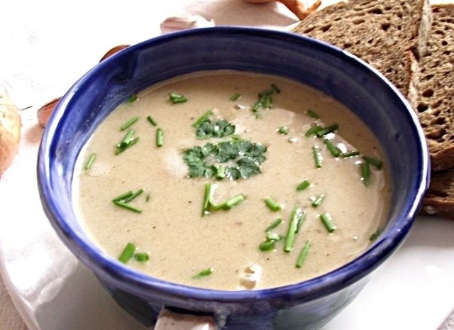Zupa cebulowa jest łatwa do przygotowania i przy okazji zdrowa.