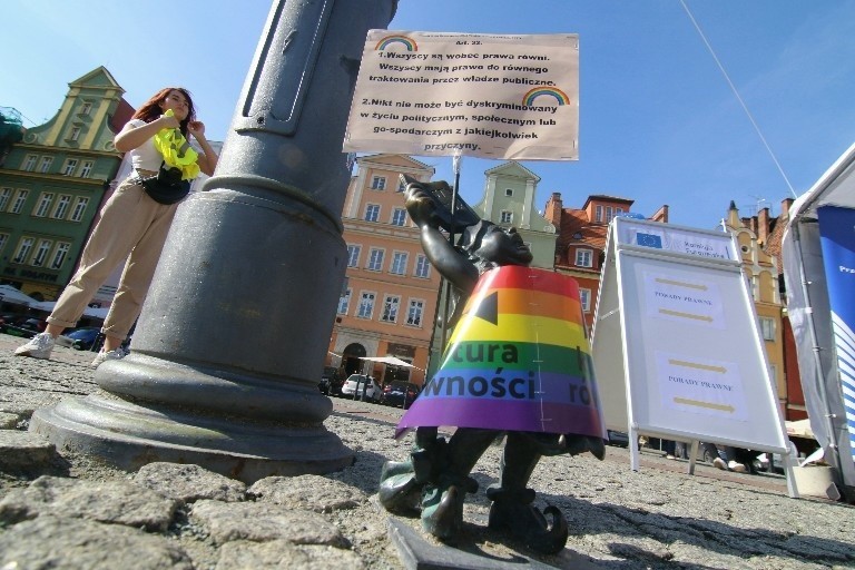 "Miasteczko Równości" na placu Solnym we Wrocławiu. Uczestnicy dzisiejszego Marszu Równości już się gromadzą [ZDJĘCIA]