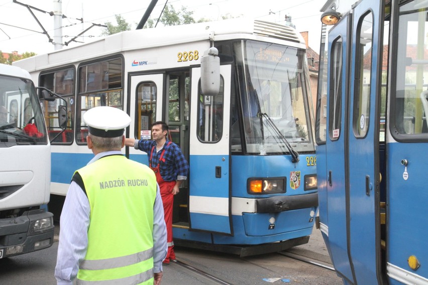 Wypadek tramwajów na Kazimierza Wielkiego. Są ranni