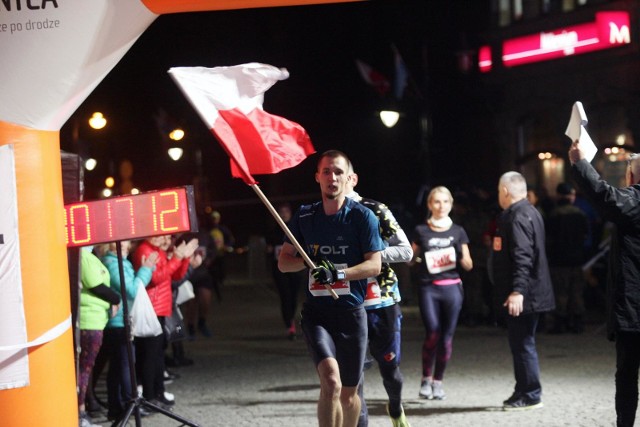 Legnicki Bieg Niepodległości, pobiegło kilkaset osób. Kilkuset biegaczy wystartowało w Biegu Niepodległości, zorganizowanym przez Ośrodek Sportu i Rekreacji. Bieg główny wygrali Anna Ficner i Szymon Belgrau. Pełne wyniki dostępne pod linkiem: http://wyniki.datasport.pl/results3137/.