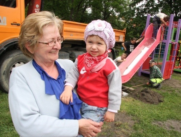 Gabrysia Leszczyńska codziennie przychodzi do parku ze swoją babcią Danutą.