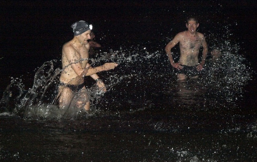 Nocne pływanie w koszalińskim zalewie [zdjęcia]