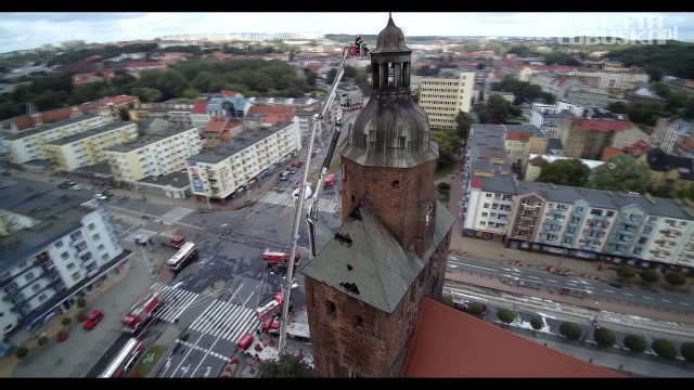 Wieża katedry w Gorzowie jeszcze spowita dymem i już po jego zniknięciu.