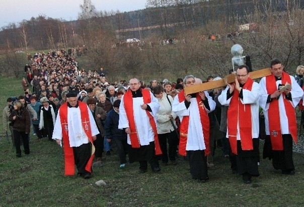 W ósmej Drodze Krzyżowej uczestniczyło około tysiąca wiernych z całego regionu.
