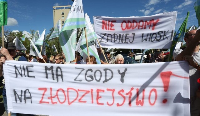 20 lipca blisko 400 osób z gminy Dobrzeń Wielki protestowało przed MSWiA