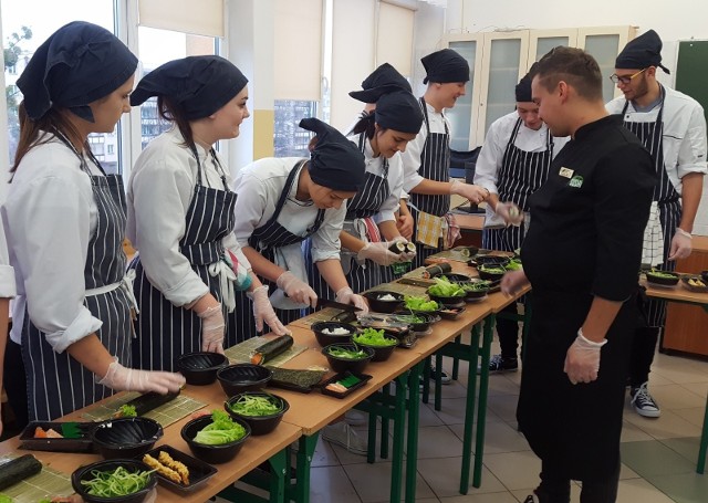 Kucharz i technik żywienia i usług gastronomicznych tworzą przepyszne dania od sushi do schabowego.