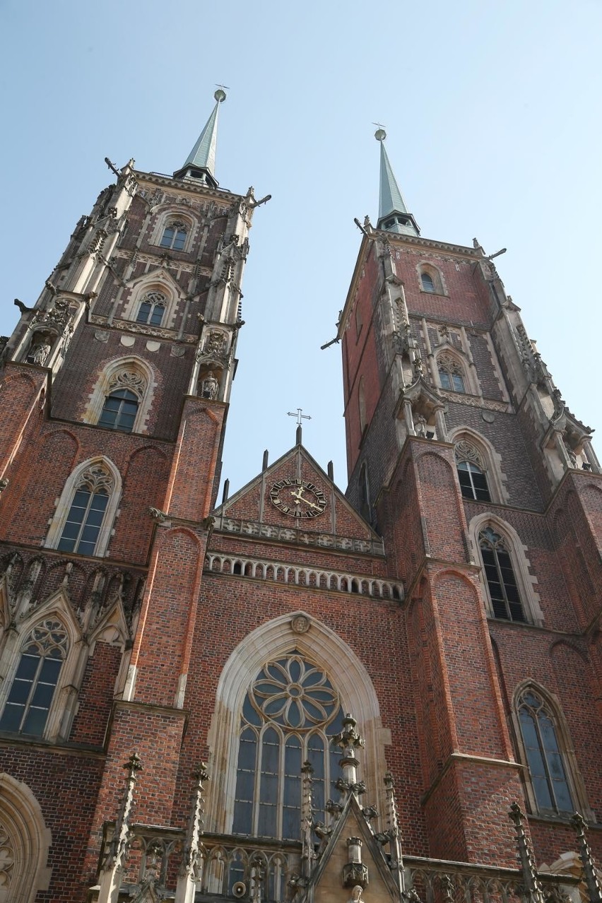 1. Parafia pw. Najświętszego Imienia Jezus, plac...