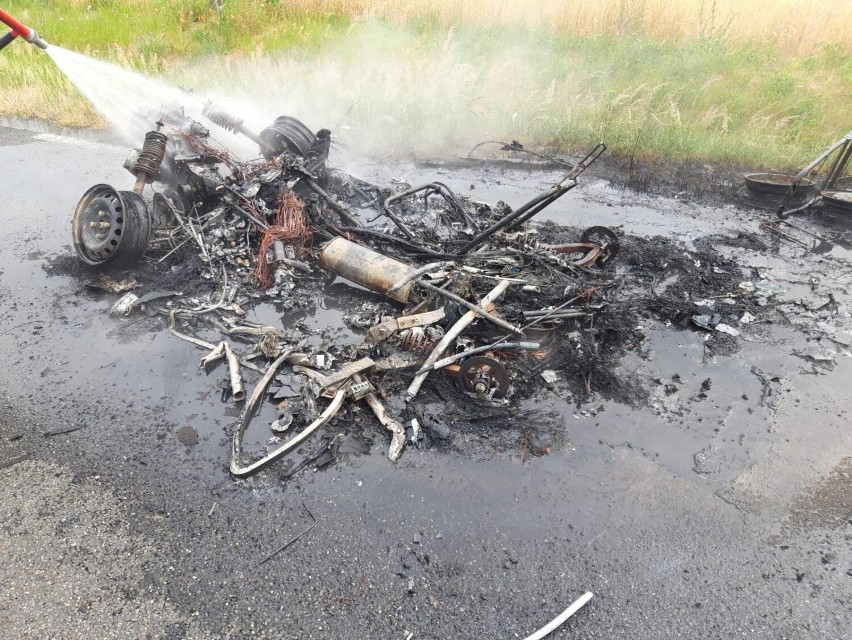 Tyle zostało z samochodu po pożarze na drodze koło Krobi. Małe auto Ligier spłonęło doszczętnie [ZDJĘCIA]