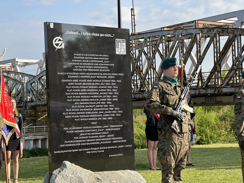 Odsłonięcie pamiątkowej tablicy, upamiętniającej bohaterów "Akcji Jula 1944" w Tryńczy [ZDJĘCIA, WIDEO]