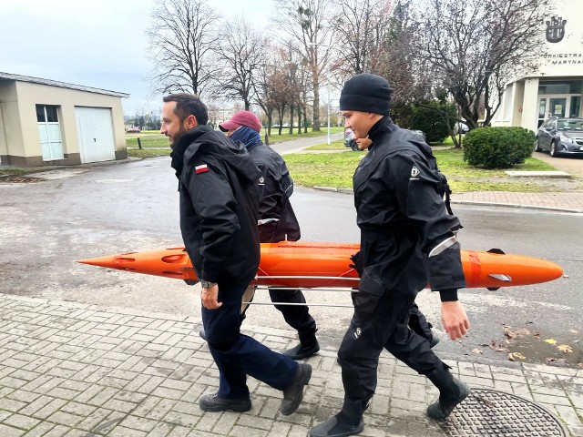 Zespół podchorążych z Akademii Marynarki Wojennej w Gdyni, który skonstruował bezzałogowy pojazd podwodny, testował go w Porcie Wojennym w Gdyni.