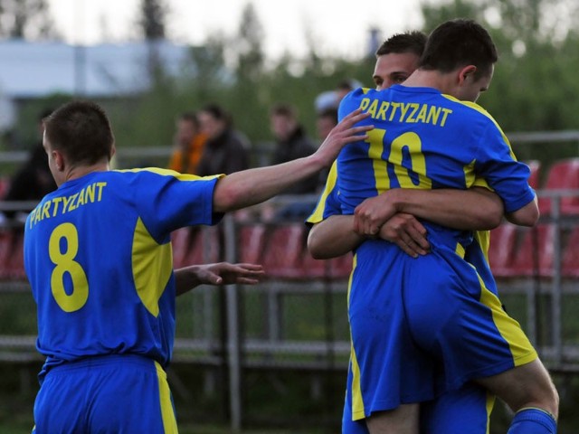 Partyzant Targowiska-Stal PoniatowaPartyzant Targowiska (niebieskie stroje) pokonal Stal Poniatowa 3-0 (1-0)