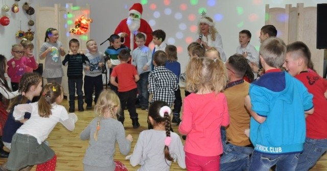 Dzieci bawiły się wspaniale na zabawie zorganizowanej przez Gminny Ośrodek Kultury w Łopusznie.