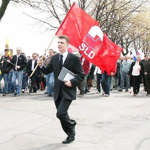 Krzysztof Kukucki to lider Federacji Młodych  Socjaldemokratów, zaś dziś za liderami  podąża niewielu. Reszta raczej patrzy z  bezpiecznej odległości...