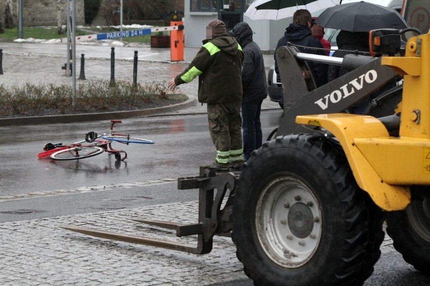 Wypadek: Rowerzysta wjechał w widły ładowarki 