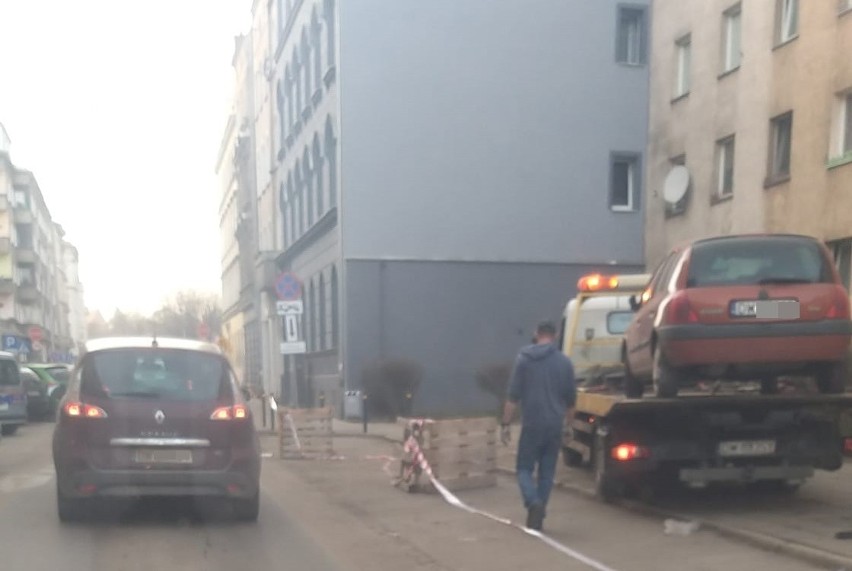 Mieszkańcy centrum w szoku. Nielegalny zakaz zatrzymywania i laweta na koszt kierowców