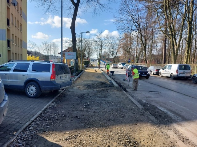 Remont ulicy Daszyńskiego w Krzeszowicach trwa od 2021 roku. Po przerwie prace zostały wznowione