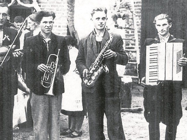 Lata 50. Od lewej Edward Podolski - skrzypce, Eugeniusz Wiliński - trąbka, Bolesław Głowacki - saksofon, Henryk Gromadzki - akordeon i  Zenon Michalak - perkusja.