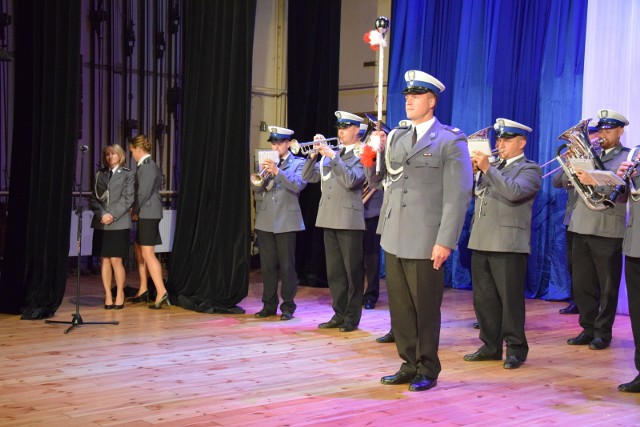 Uroczysta akademia z okazji Święta Policji w Miejskim Domu Kultury w Myszkowie. 34 myszkowskich policjantów awansowało na wyższe stopnie służbowe
