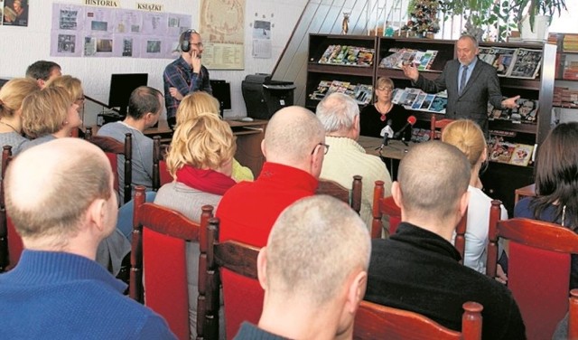 Dyrektor szkoły przekazał nauczycielom, radzie rodziców i mediom czego dowiedział się w starostwie