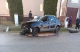 Volkswagen uderzył w przepust w miejscowości Węgrzynów w gminie Mniów. Ranna kobieta
