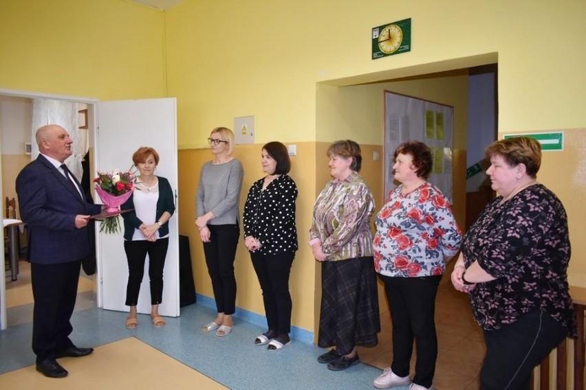 Kwiaty dla pań w gminie Rusinów z okazji Dnia Kobiet - życzenia złożyły władze samorządowe gminy