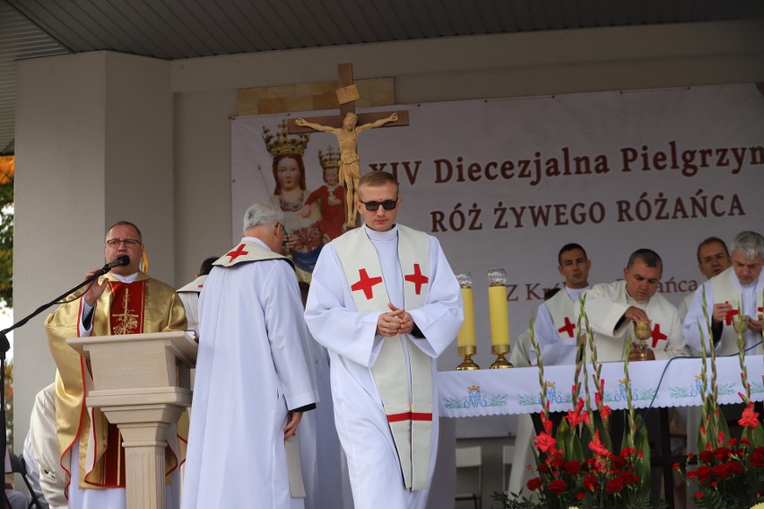 Uczestnicy XIV Diecezjalnej Pielgrzymki Wspólnot Żywego Różańca w sanktuarium w Piotrkowicach modlili się o pokój. Był biskup Jan Piotrowski