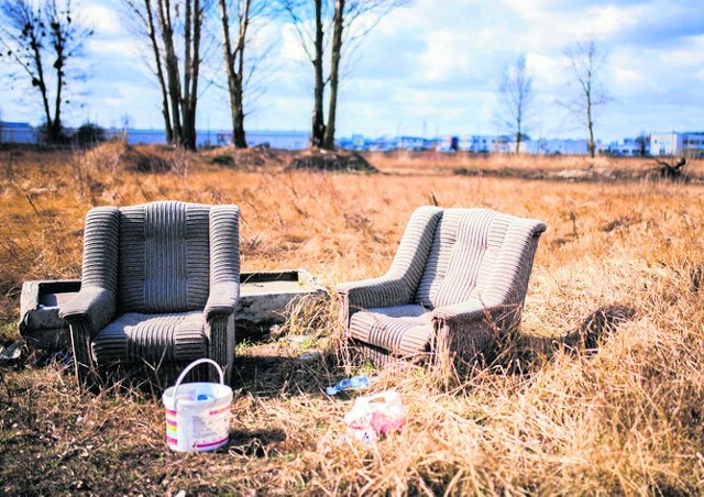 To dzikie wysypisko fotografowaliśmy przed rokiem przy ul. Równinnej w Toruniu. Ktoś w nielegalny sposób pozbył się starych mebli