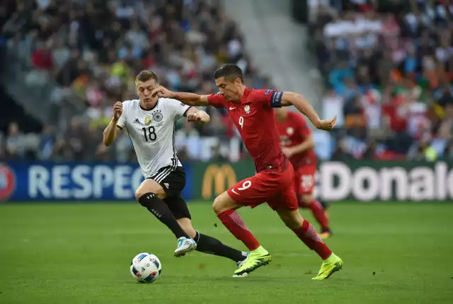 Kroos walczy o piłkę z Lewandowskim podczas Euro 2016