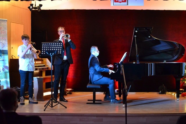 W ostatnich dniach szkoła muzyczna w Golubiu-Dobrzyniu zorganizowała Koncert Świąteczno-Noworoczny połączony z inauguracją oraz prezentację nowego fortepianu