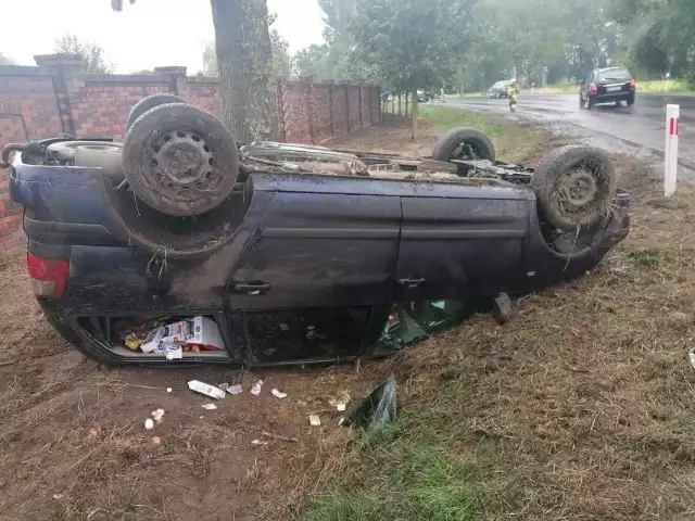 - 39-letni mieszkaniec powiatu ostrzeszowskiego na łuku drogi nie opanował prowadzonego przez siebie pojazdu marki ford, wskutek czego wypadł z drogi i dachował - relacjonuje st. sierż. Aleksandra Hoffmann, oficer prasowa Komendy Powiatowej Policji w Grodzisku Wielkopolskim.